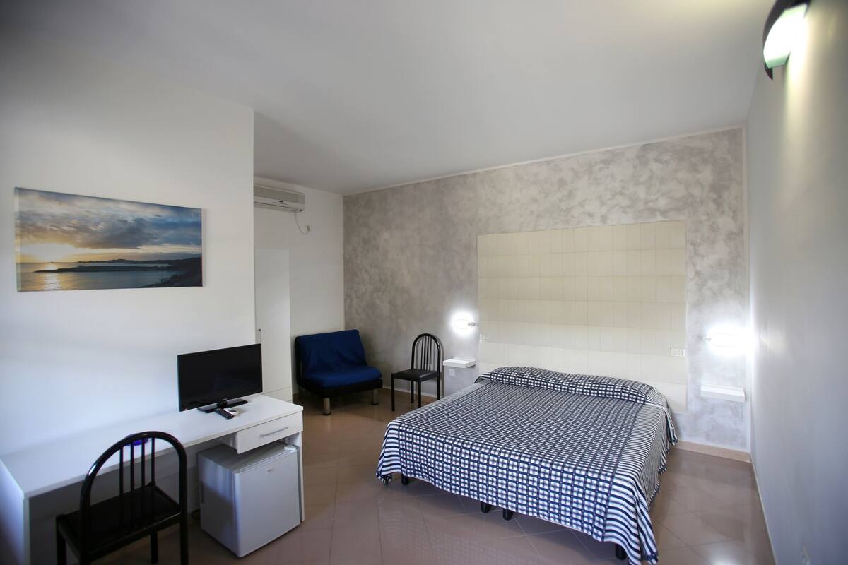 In-room safe, desk, free WiFi