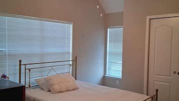 5 bedrooms, iron/ironing board, free WiFi