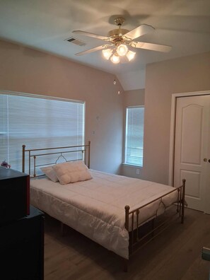5 bedrooms, iron/ironing board, free WiFi
