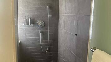 Bañera y ducha independientes, artículos de tocador gratuitos, toallas