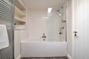 Shower, hair dryer, towels - Yonder Castle Hill (Harley)