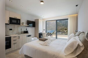 经典套房, 阳台, 海景 | 遮光窗帘、隔音、熨斗/熨衣板、免费 WiFi