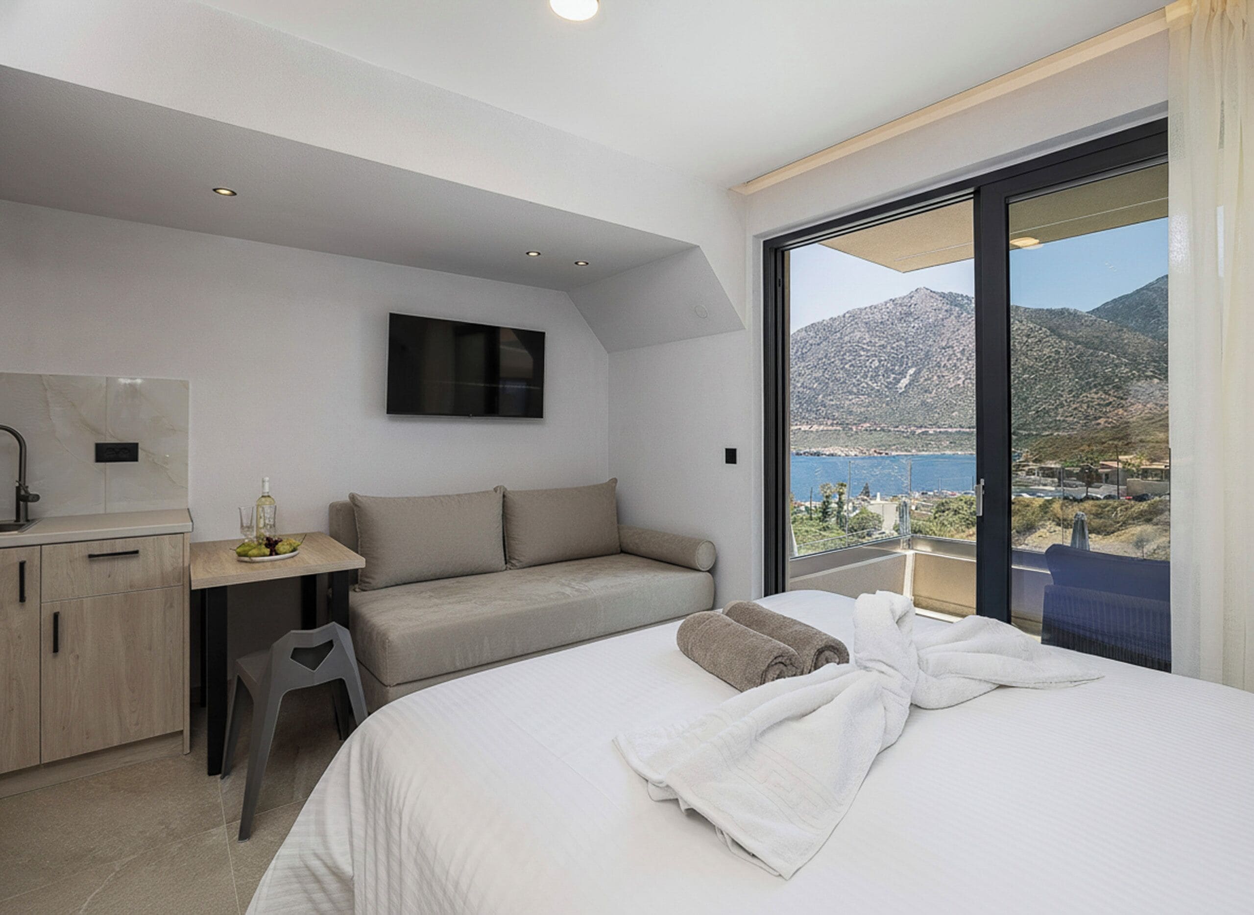 Luksussuite, balkong, sjøutsikt | Blendingsgardiner, lydisolert, strykejern/-brett og wi-fi (inkludert)