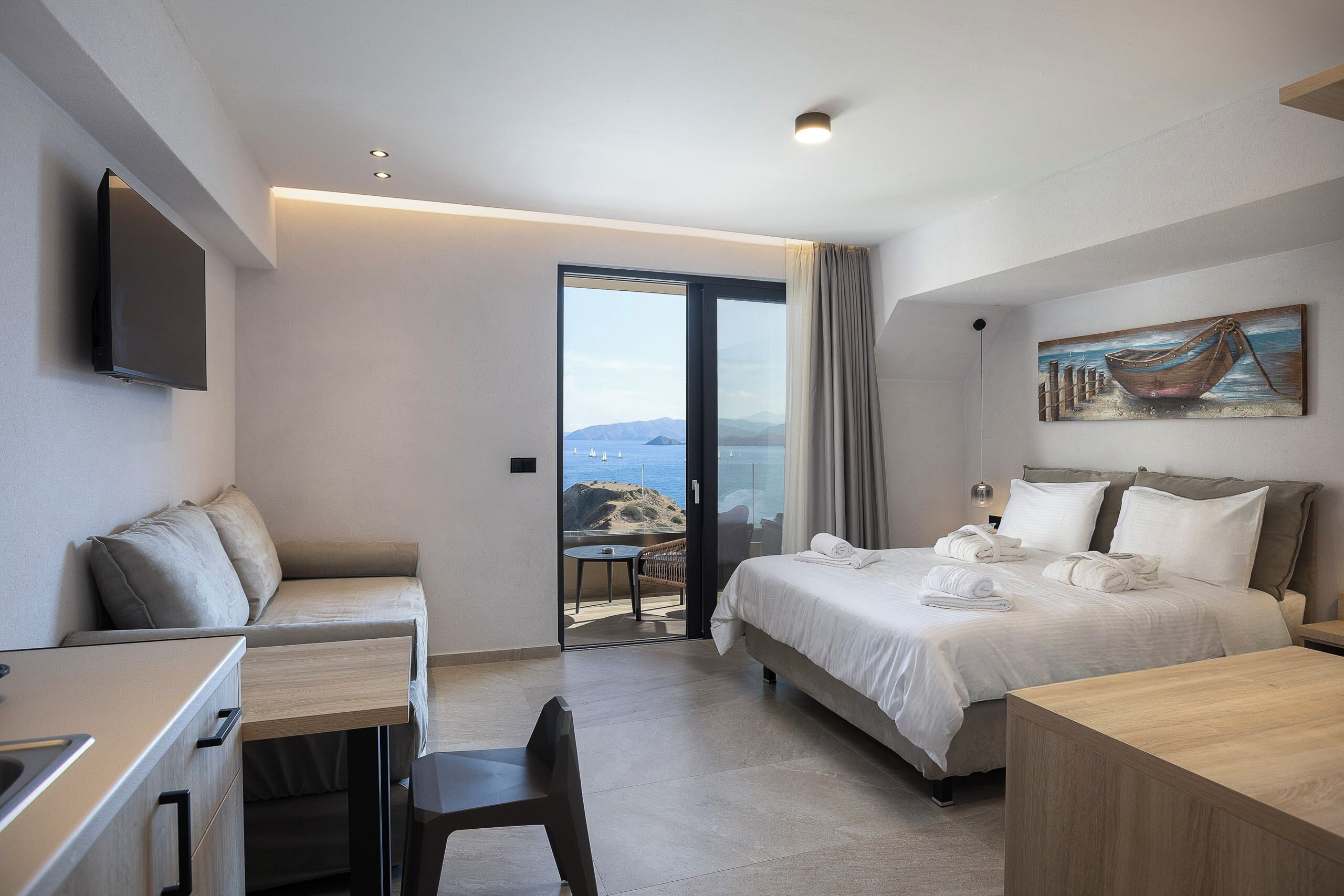 Suite – deluxe, balkong, sjøutsikt | Blendingsgardiner, lydisolert, strykejern/-brett og wi-fi (inkludert)