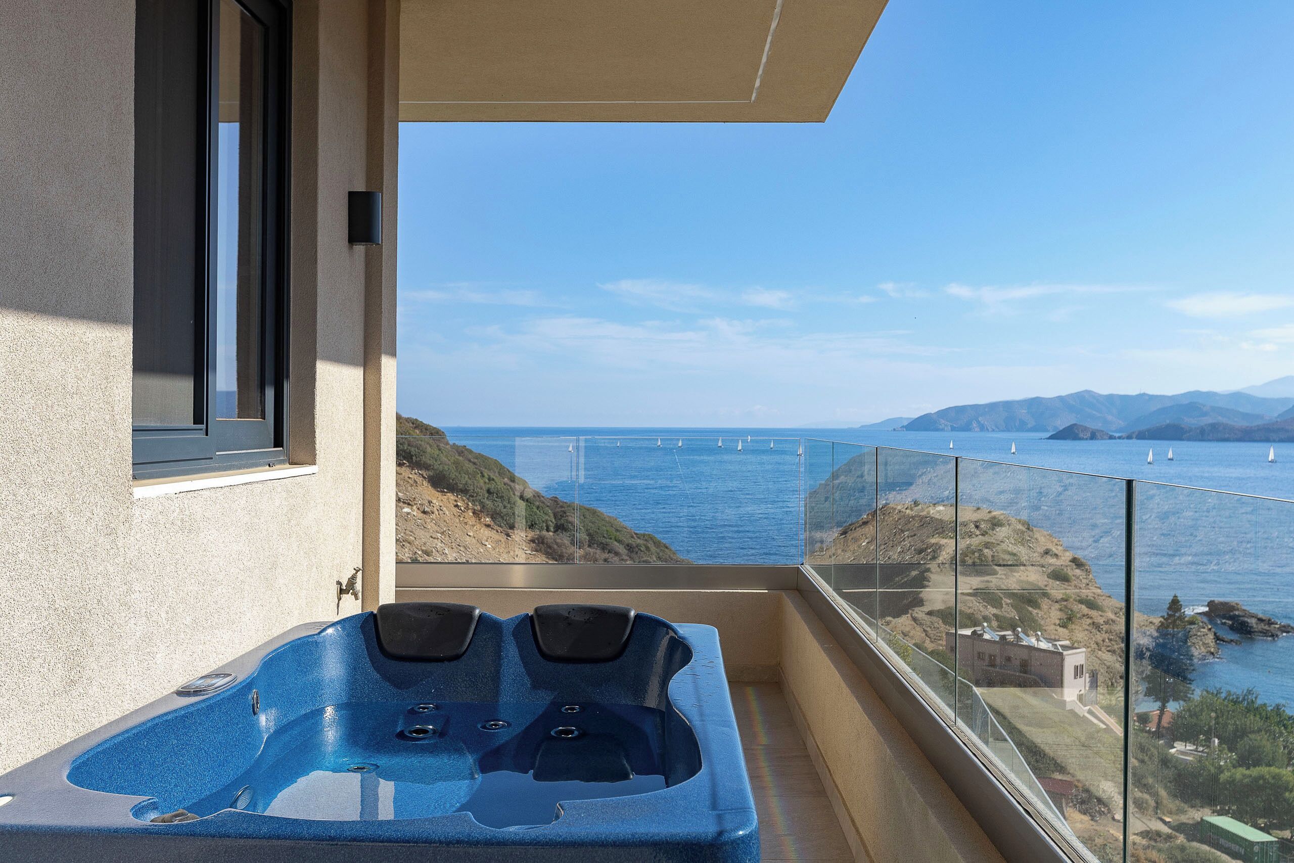 Un balcone con idromassaggio con vista sulla costa.