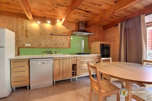 Private kitchen - At the Song of the Fountain – La Bruyère Cottage – St Laurent les Bains (Saint-Laurent-les-Bains-Laval-d'Aurelle)
