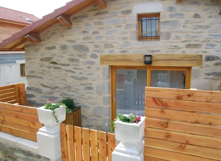 Terrace/patio. At the Song of the Fountain – La Bruyère Cottage – St Laurent les Bains