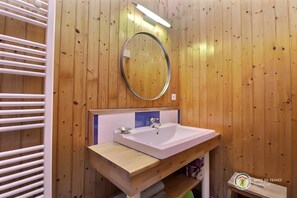 Shower, hair dryer, towels - At the Song of the Fountain – La Bruyère Cottage – St Laurent les Bains (Saint-Laurent-les-Bains-Laval-d'Aurelle)