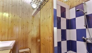 Een douche, een haardroger, handdoeken