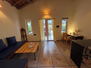 Escritorio, espacio para trabajar con laptop y wifi gratis 