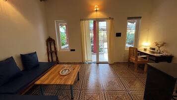 Escritorio, espacio para trabajar con laptop y wifi gratis