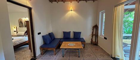 Bureau, espace de travail pour ordinateur portable, Wi-Fi gratuit