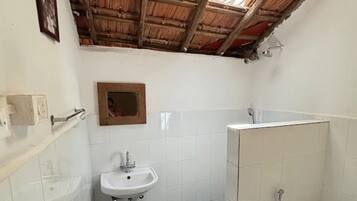 Ducha, artículos de tocador gratuitos, secador de pelo, toallas