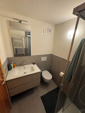 Douche, sèche-cheveux, bidet, serviettes fournies