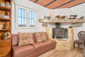 TV, lareira, DVD player, mesa de pingue-pongue