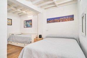 Iron/ironing board, bed sheets - Cortijo Palomo: Rural House with Private Pool and Mountain Views (Málaga)