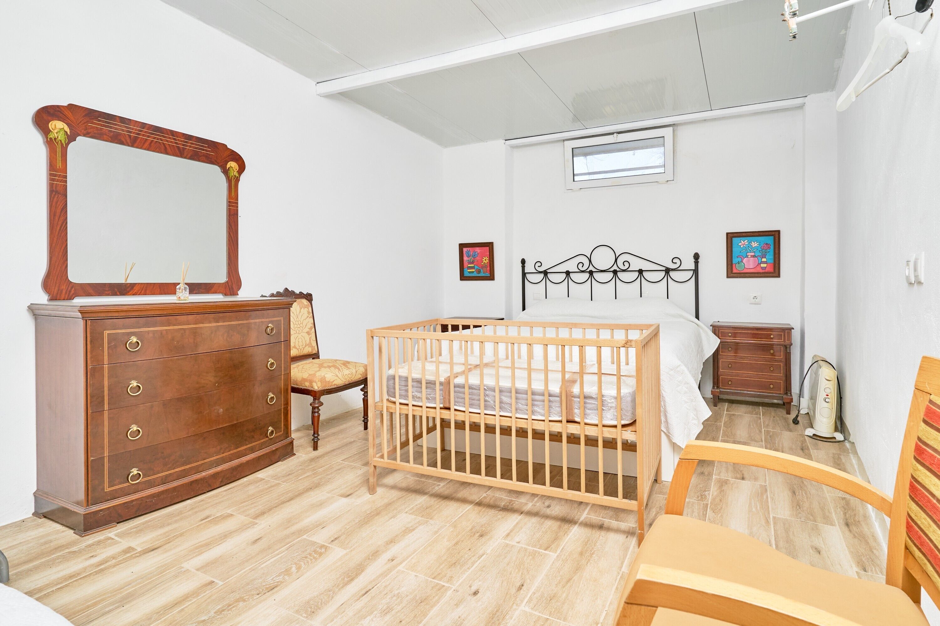 Iron/ironing board, bed sheets