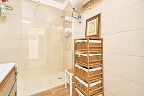 Shower, hair dryer, towels