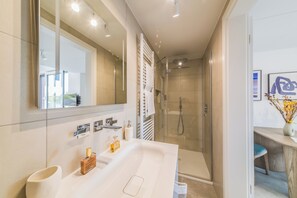 Appartement Économique, balcon | Salle de bain | Douche, sèche-cheveux, serviettes fournies, savon