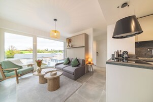 经济公寓, 阳台 | 起居区