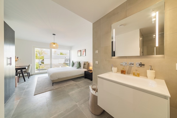 Apartamento superior, sacada | Banheiro | Chuveiro, secador de cabelo, toalhas de banho, sabonete