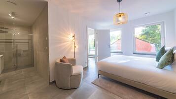 Comfort-Apartment, Balkon, Gartenblick | Schreibtisch, laptopgeeigneter Arbeitsplatz, kostenloses WLAN