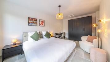 Comfort-Apartment, Balkon, Gartenblick | Schreibtisch, laptopgeeigneter Arbeitsplatz, kostenloses WLAN