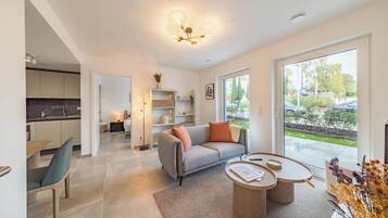 Standard-Apartment, Balkon | Wohnbereich | Flachbildfernseher