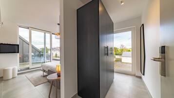 Escritorio, espacio para trabajar con laptop y wifi gratis