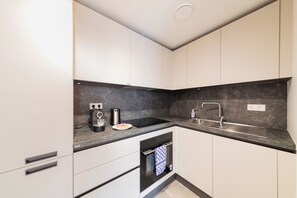 Apartamento estándar, balcón | Cocina privada | Frigorífico grande, microondas y hervidor eléctrico