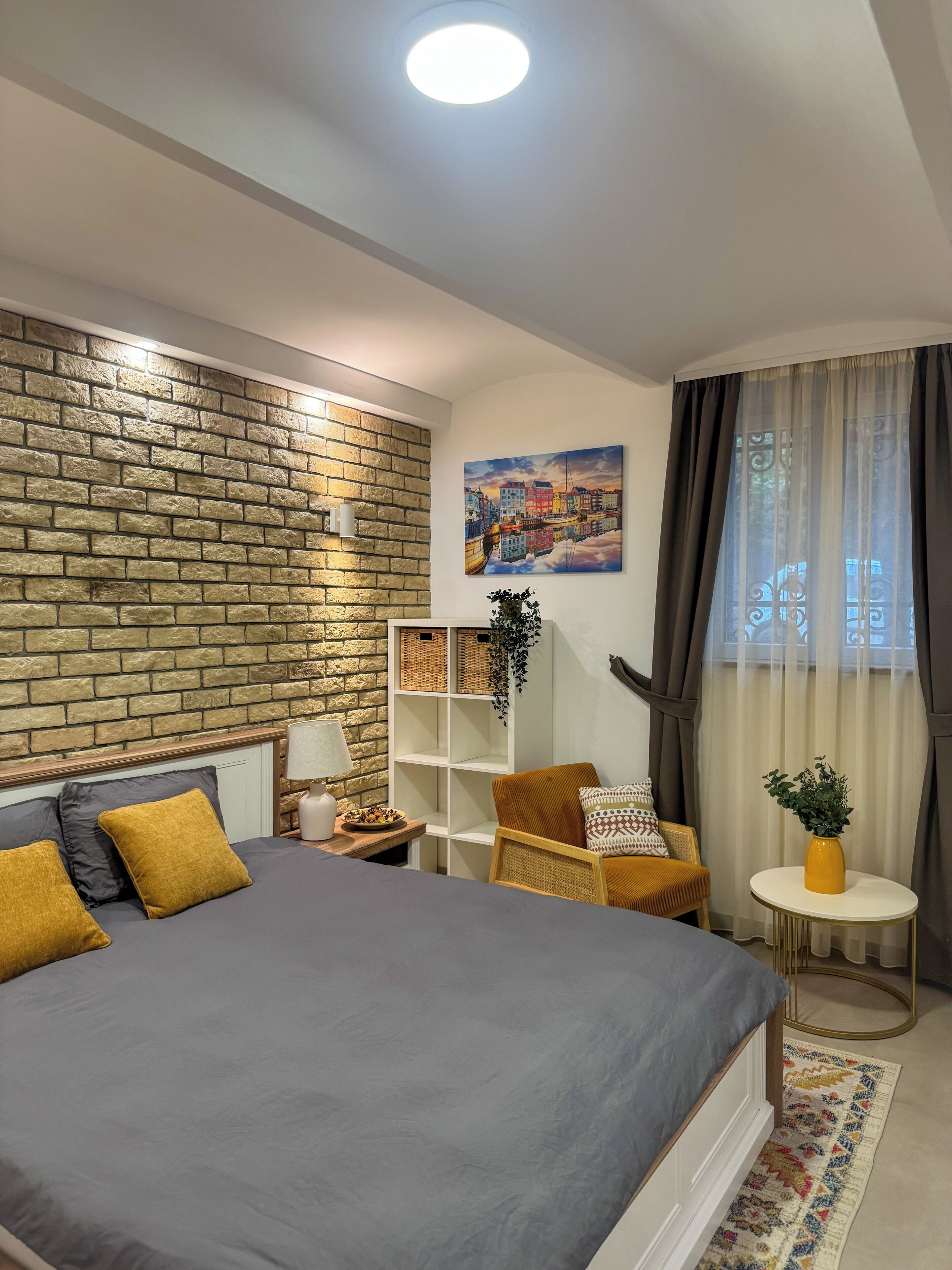 Iron/ironing board, WiFi, bed sheets