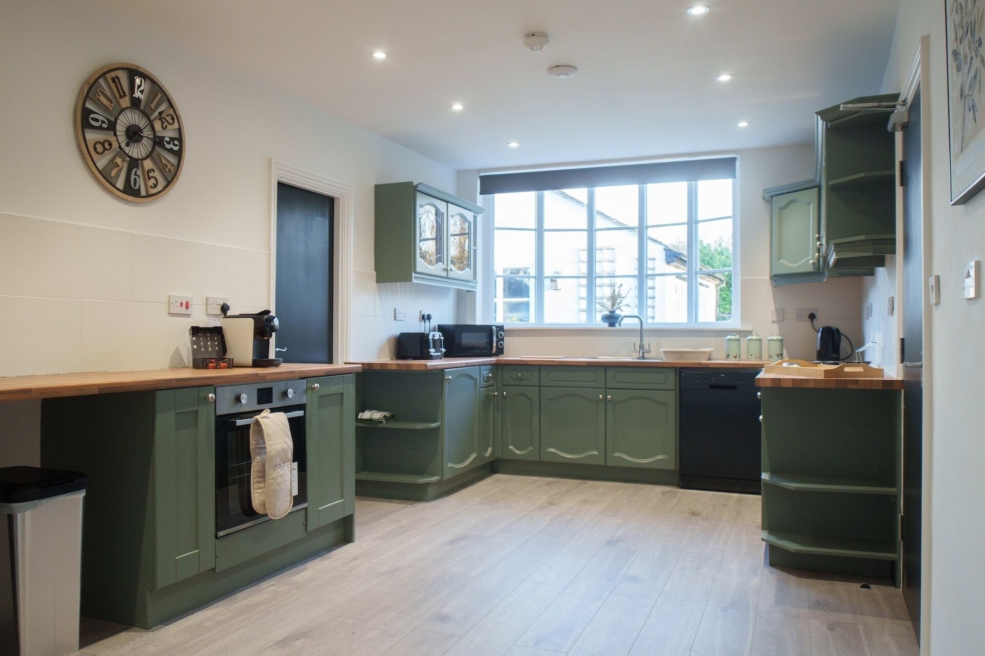 冰箱、微波炉、烤箱、炉灶