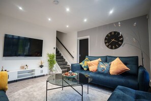 Una Smart TV, una chimenea, videojuegos