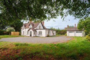 Exterior - Stunning Countryside Getaway - Sleeps 12 - Games Room inc! (Shifnal)