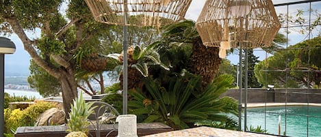 Daily cooked-to-order breakfast (EUR 20 per person)