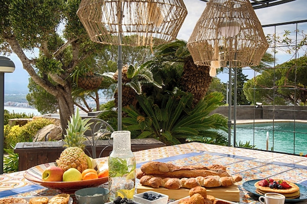 Se ofrece un desayuno a la carta (20 EUR por persona)