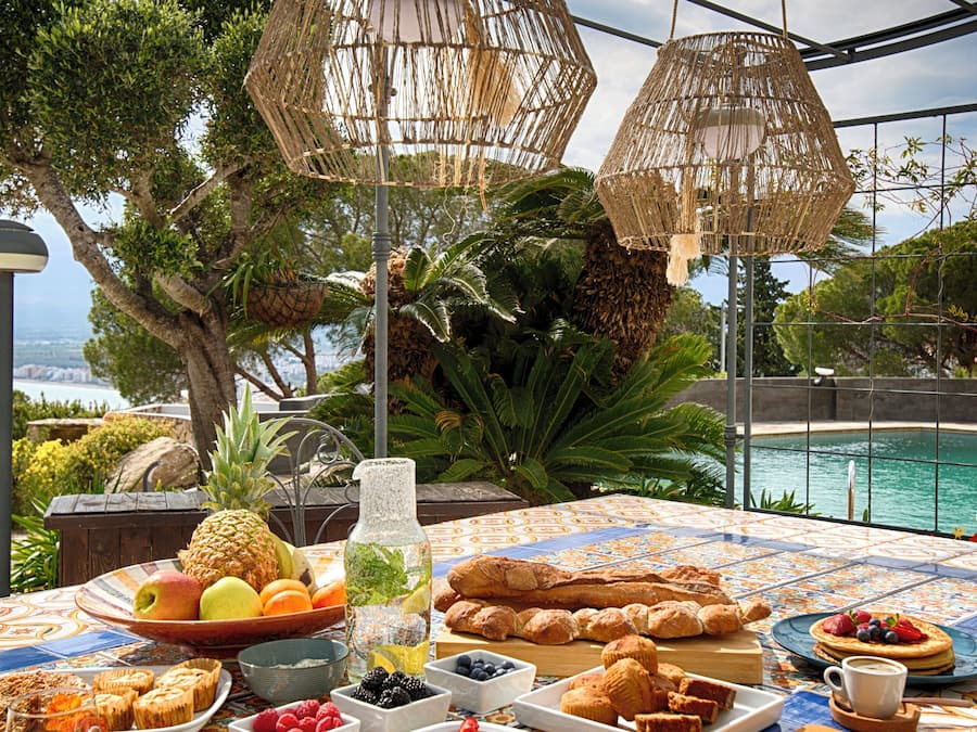 Daily cooked-to-order breakfast (EUR 20 per person)