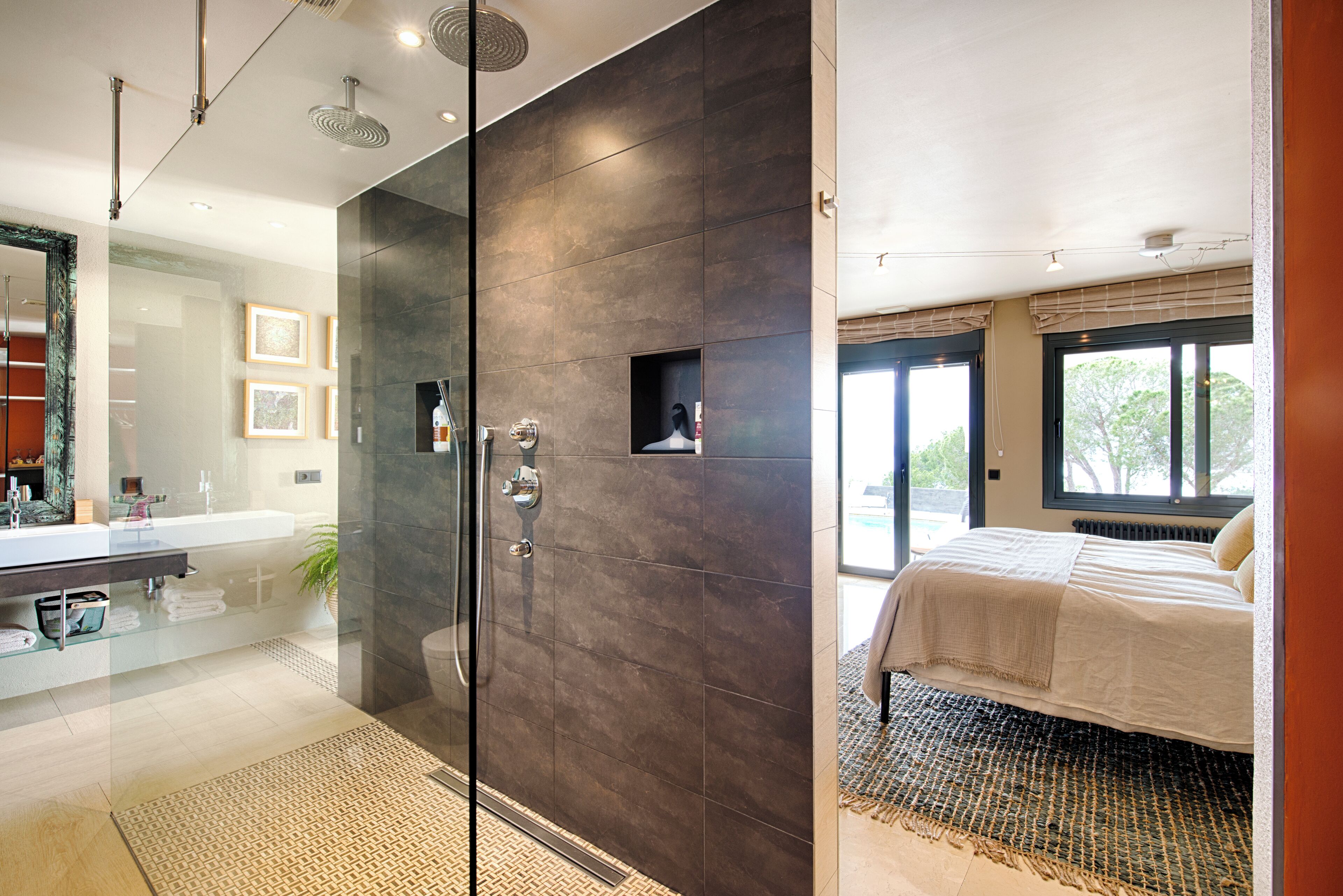 Luxe tweepersoonskamer, 1 kingsize bed, rolstoeltoegankelijke douche, uitzicht op zee | Badkamer | Pantoffels