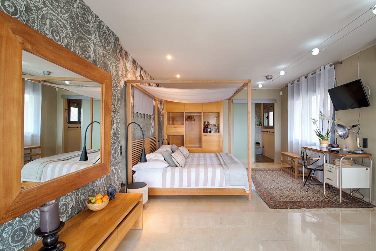 Chambre familiale, vue sur la mer | Bureau, espace de travail pour ordinateurs portables