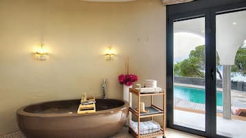 Luxury Double Room, 1 King Bed, Roll-in Shower, Sea View | Bathroom | Slippers