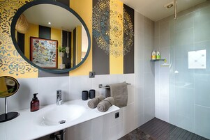 Deluxe Double Room, Sea View | Bathroom | Slippers