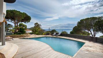 Chambre Double Luxe, 1 trĂšs grand lit, douche accessible en fauteuil roulant, vue mer