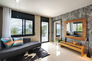 Chambre familiale, vue sur la mer | Aire de séjour