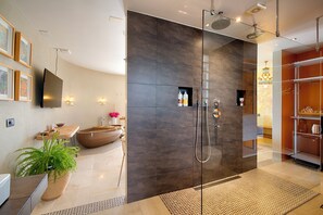 Luxury Double Room, 1 King Bed, Roll-in Shower, Sea View | Bathroom | Hair dryer, bathrobes, slippers, towels - Casa de l'Albada (Roses)