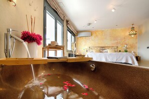 Luxe tweepersoonskamer, 1 kingsize bed, rolstoeltoegankelijke douche, uitzicht op zee | Badkamer | Pantoffels