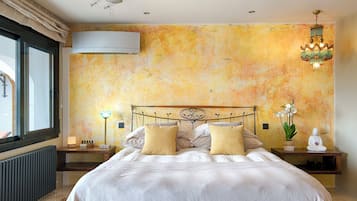 Luxury Double Room, 1 King Bed, Roll-in Shower, Sea View