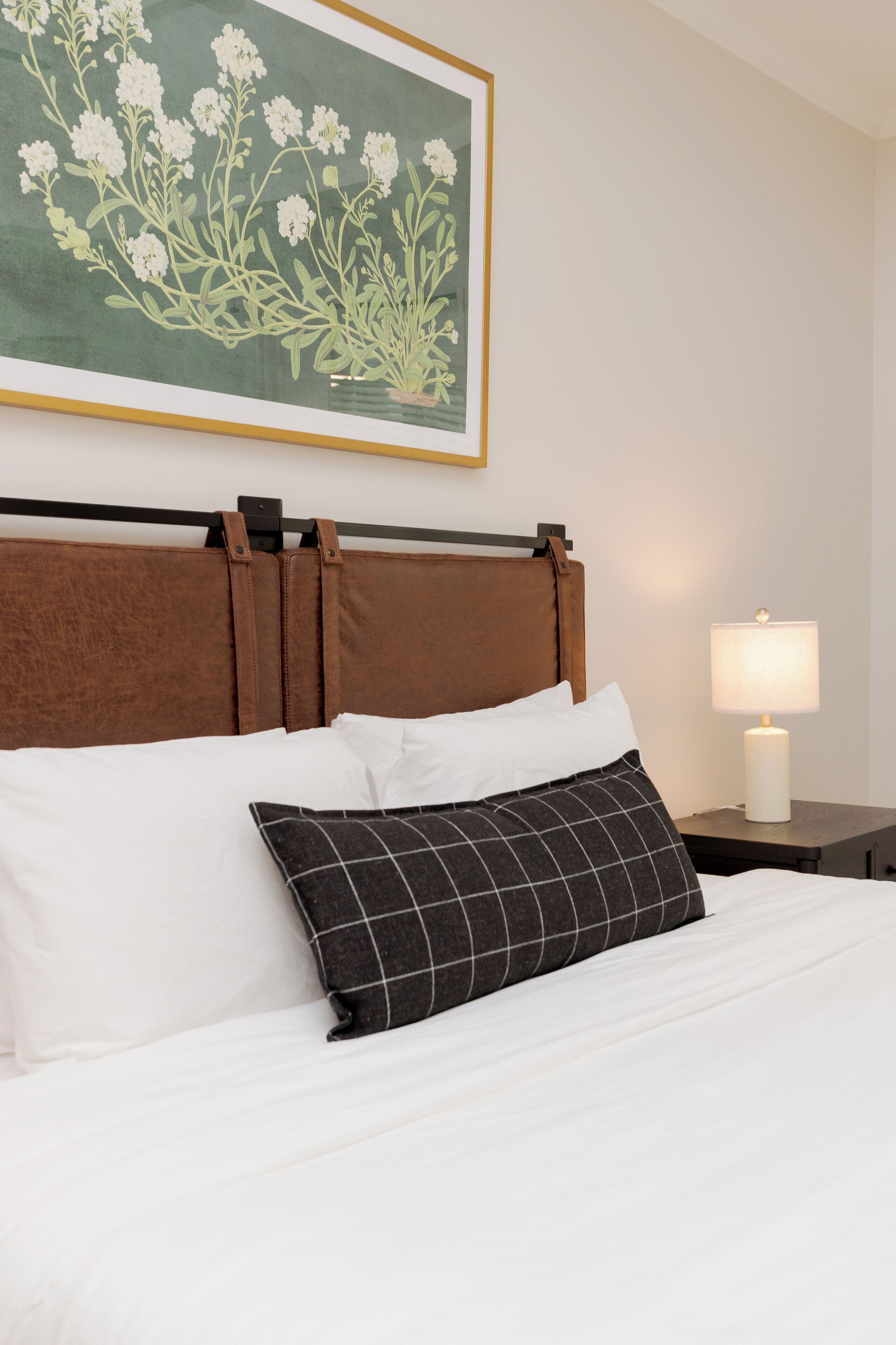 Een bureau, een strijkplank/strijkijzer, reisbedje, gratis wifi