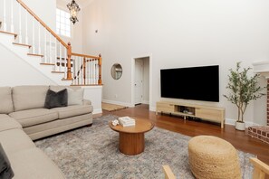 TV connectée, cheminée, espaces bureaux