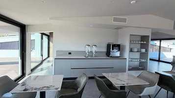 Desayuno buffet diario (EUR 7 por persona)