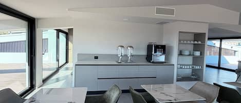 每日供應自助早餐 (每人 EUR7)